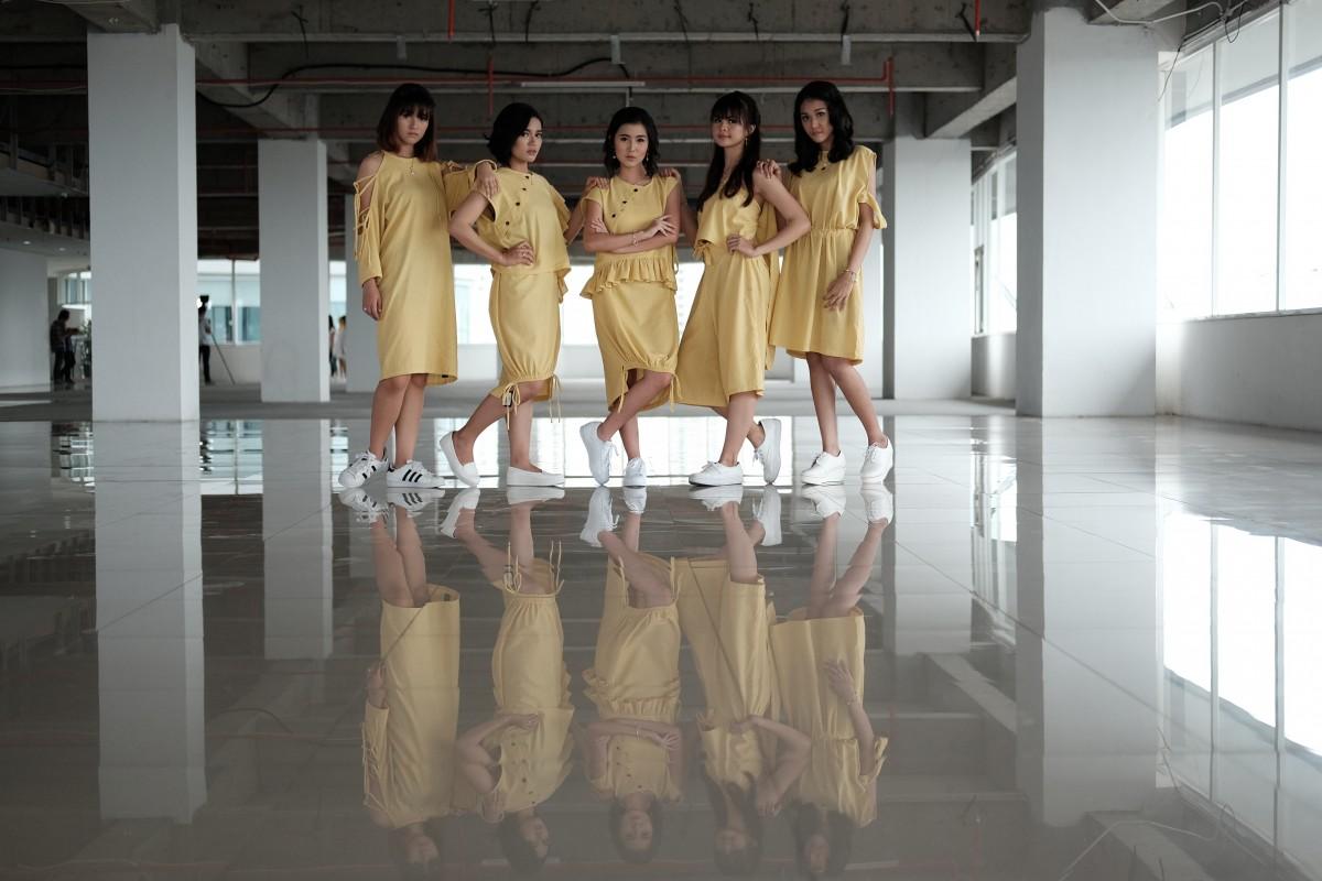Red-A Zetizen Model 2K16: Padukan Colorful Outfit dengan Latar Minimalis
