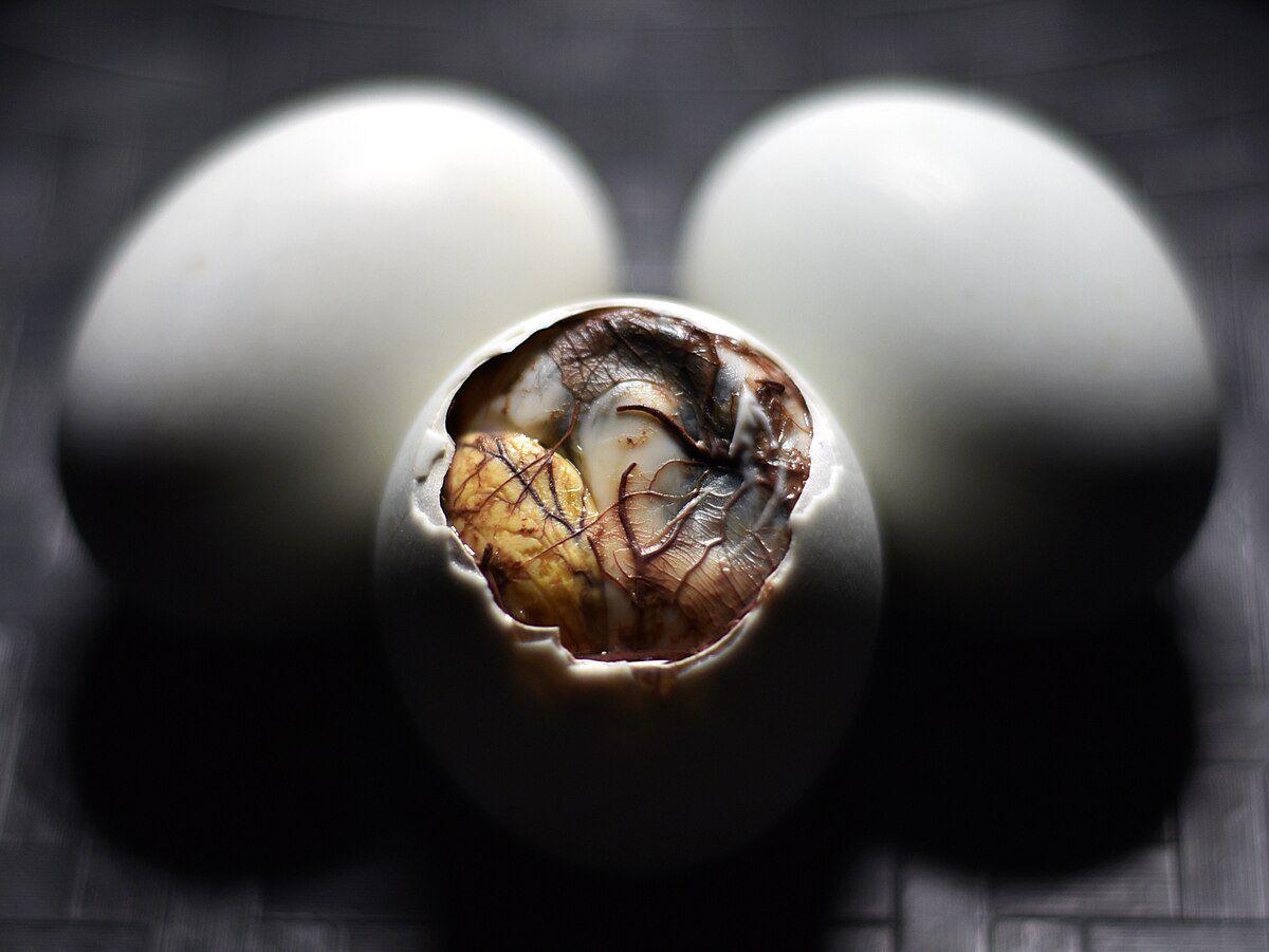 Viral telur balut yang ternyata haram untuk dimakan loh!