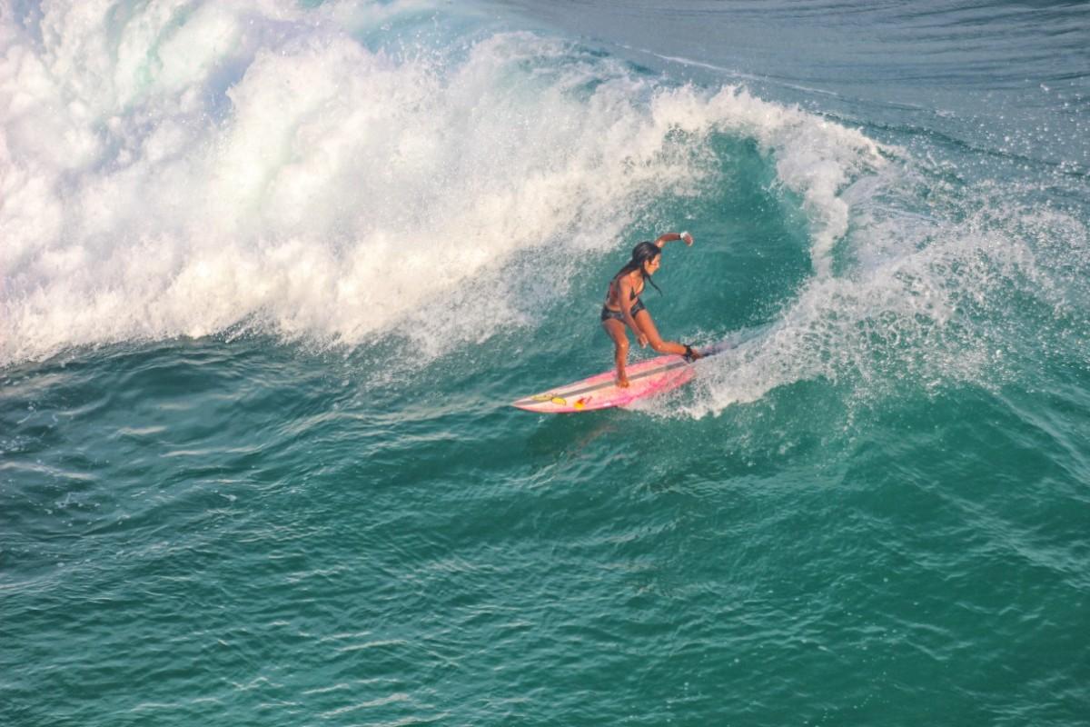 Tips Memulai Belajar Surfing dari Salini Rengganis, Surfer Muda Indonesia  