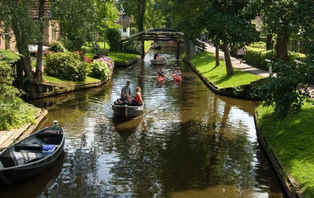 Giethoorn: Kota Kecil Mirip Negeri Dongeng di Belanda