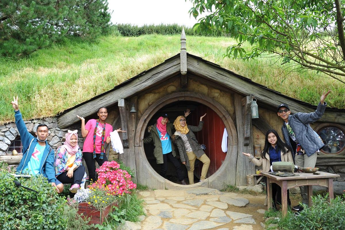 Alpha Zetizen of the Years 2017: 5 Hal Ini Bikin AZOTY Betah di Hobbiton