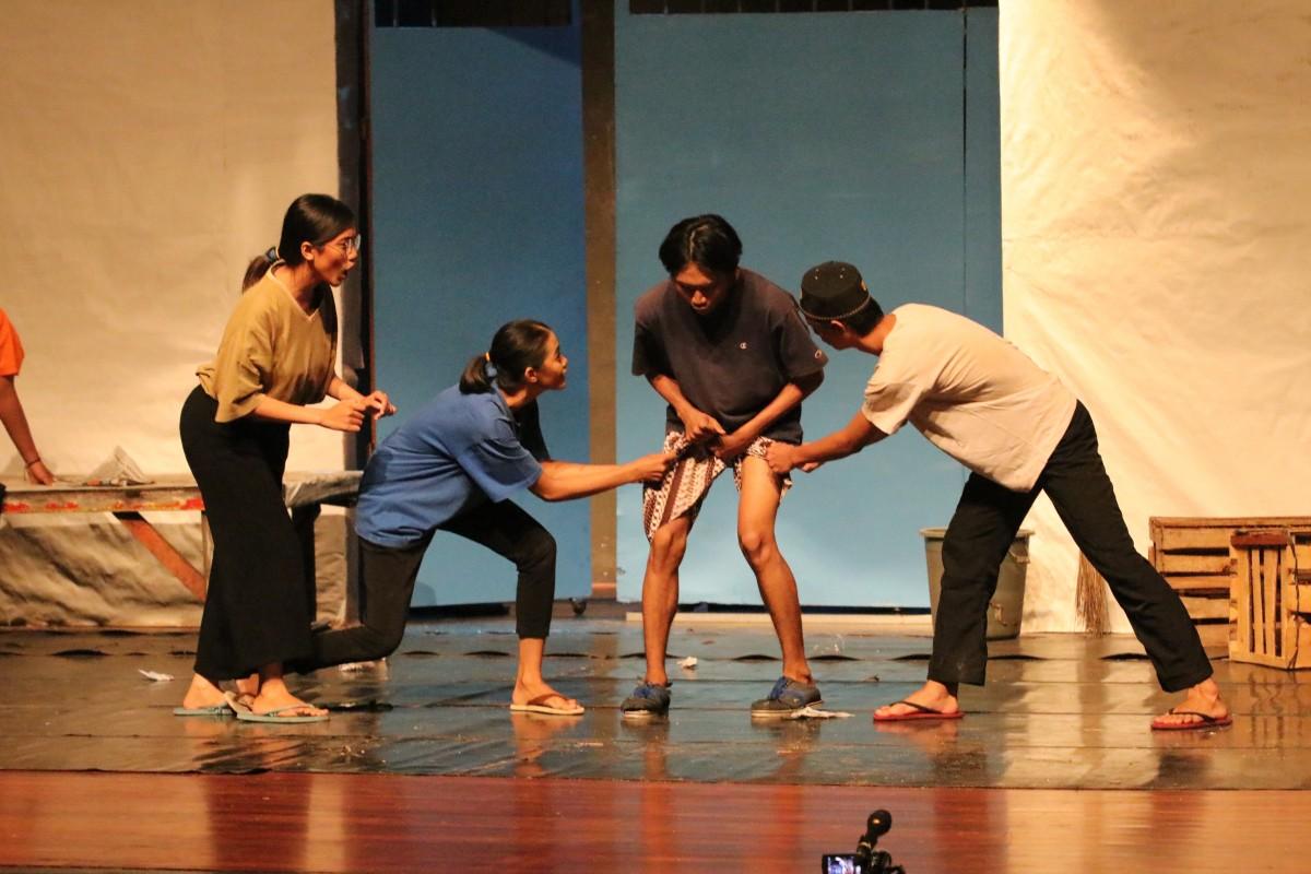 Dramaturgi XIII: Teater yang Sadarkan bahwa Kejujuran Itu Mahal