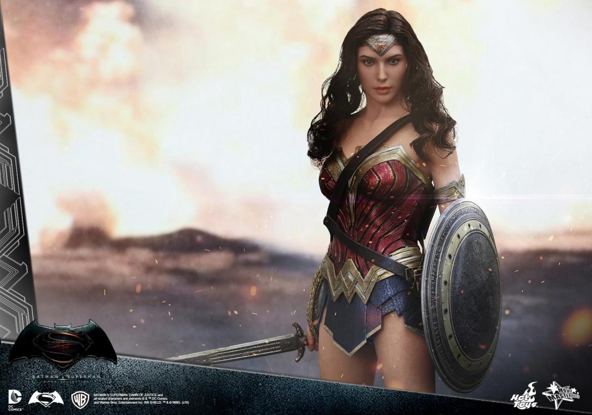 Figure Wonder Woman Versi Gal Gadot by Hot Toys