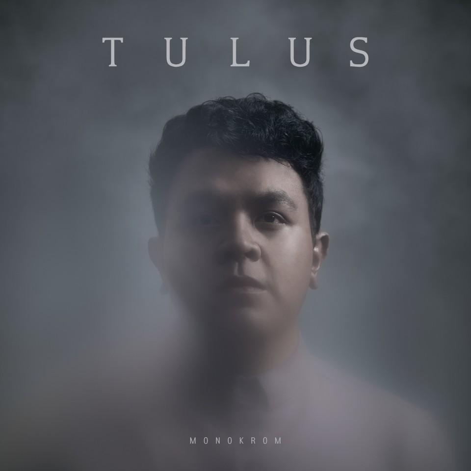 Review Album Monokrom, Tulus: Sarat Nuansa Sedih