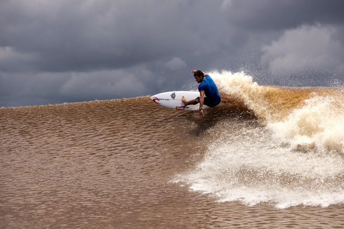 Pantai Bono Siap Ajak Kamu Surfing Hingga 90 Menit Tanpa Henti