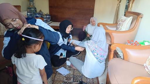 Cegah Stunting Sejak Dini, Tim KKN 110 Undip Gelar Skrining Kesehatan Ibu dan Balita di Srondol Wetan melalui program Mini Klinik