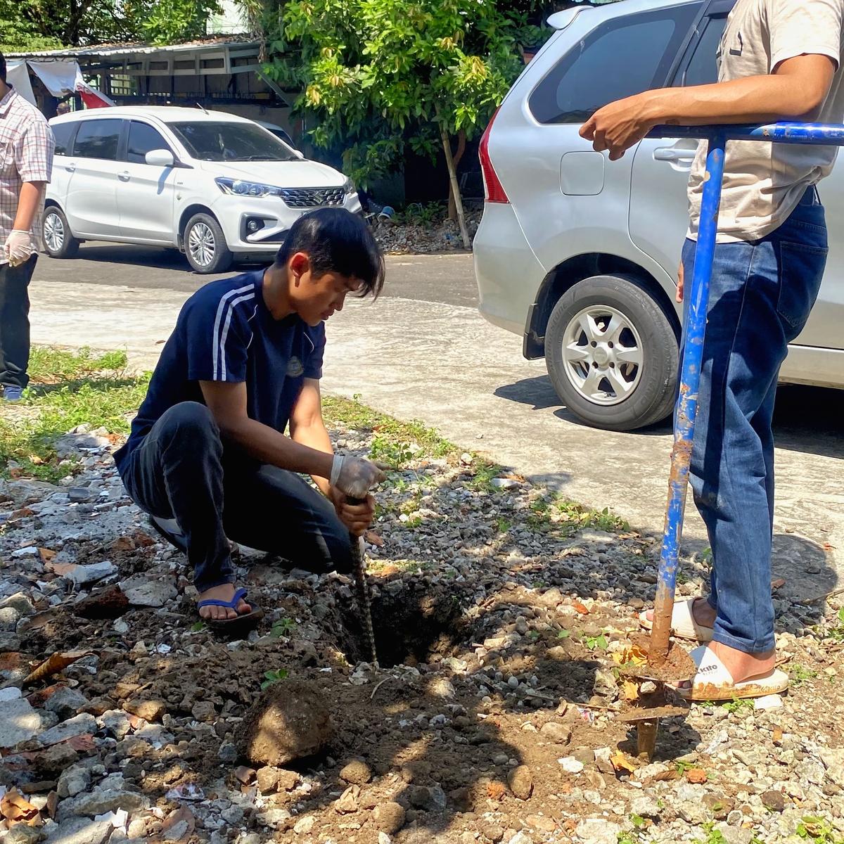 Mahasiswa KKN Undip Kenalkan Biopori untuk Cegah Genangan dan Olah Sampah Organik di Srondol Wetan