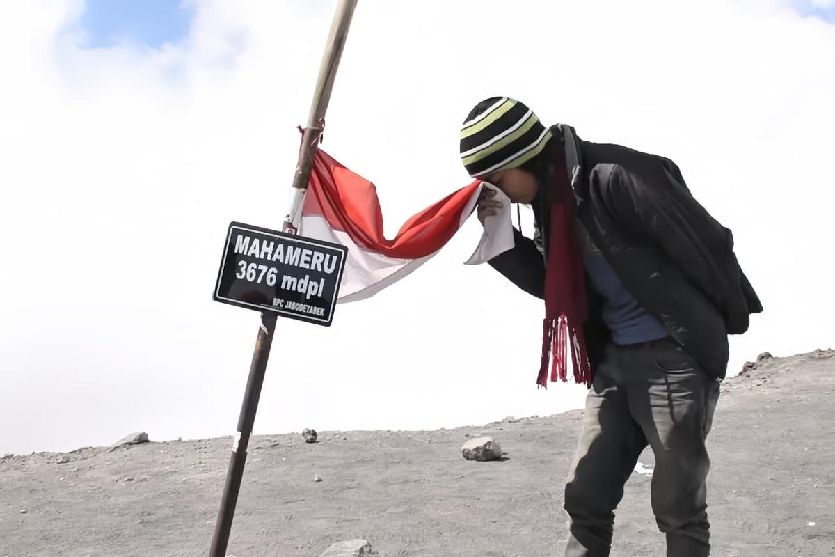 Fiersa Besari: Dari Senja ke Puncak, Petualangan Naik Gunung yang Bikin Candu