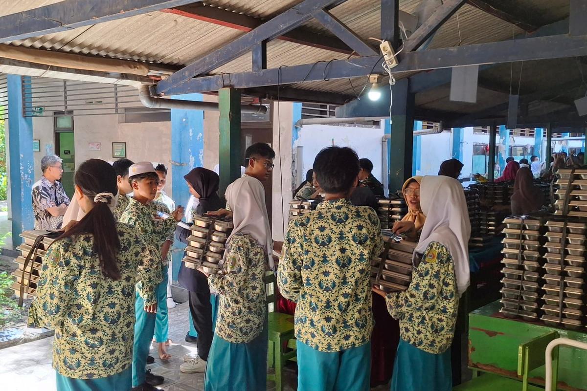 Makin Kompak dan Sehat, Begini Dampak Program Makan Bergizi Gratis di SMPN 22 Surabaya