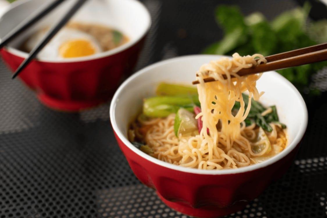 Emang Bener Makan Mie Instan Bikin Usus Keriting? Cek Faktanya!