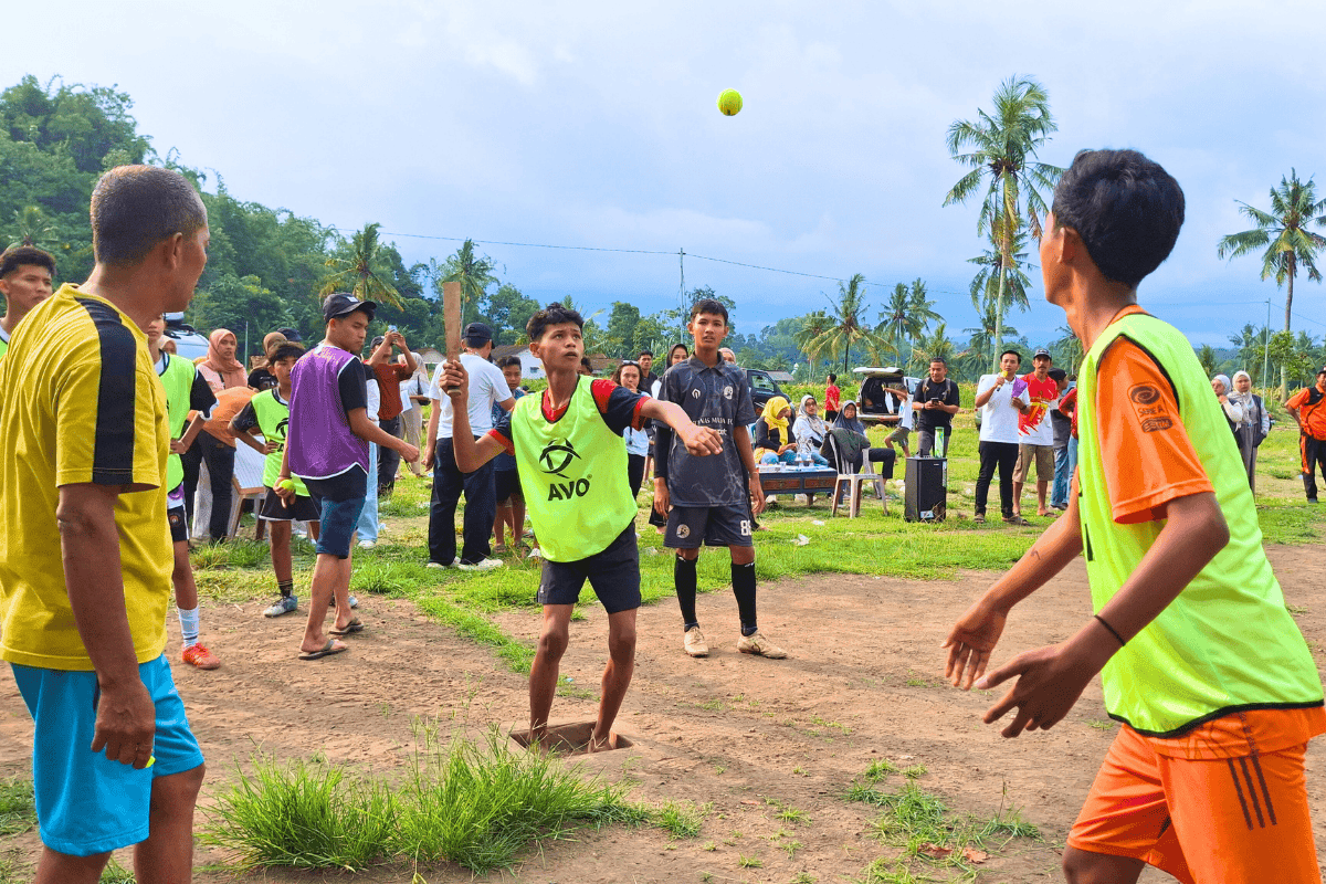 Mahasiswa KKN UIN KHAS Jember dan Forum Anak Desa Sukseskan Turnamen Kasti di Sukoreno