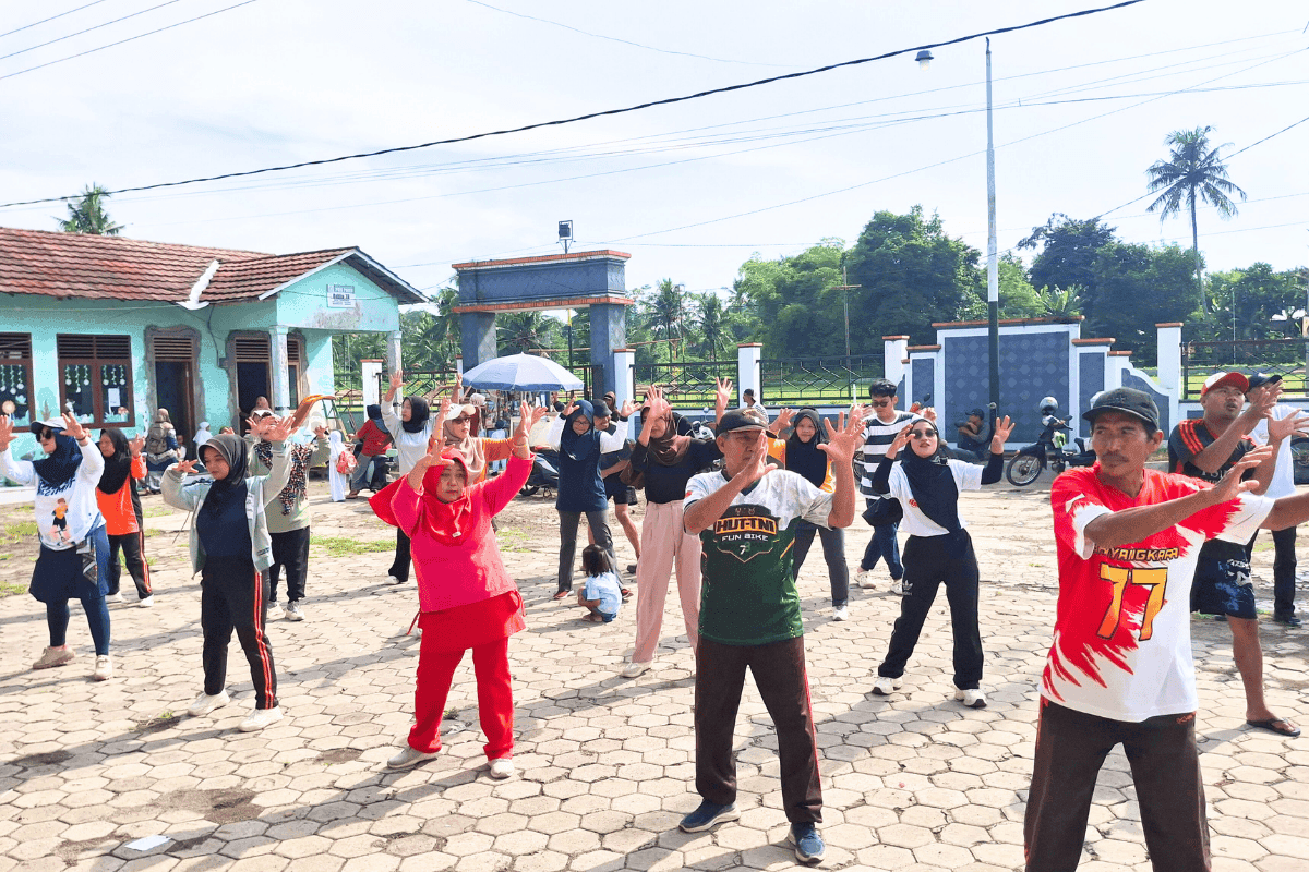 Semangat Pagi! Mahasiswa KKN UIN KHAS Jember Gelar Senam Bersama di Halaman Kantor Desa Sukoreno