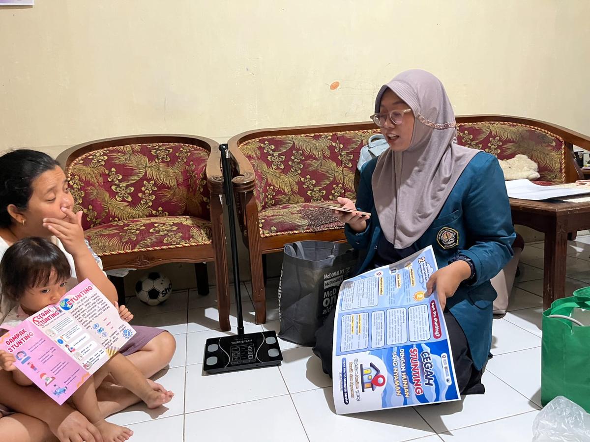 Monitoring Pencahayaan Rumah, KKN 110 Undip Cegah Dampak Buruk pada Balita Stunting