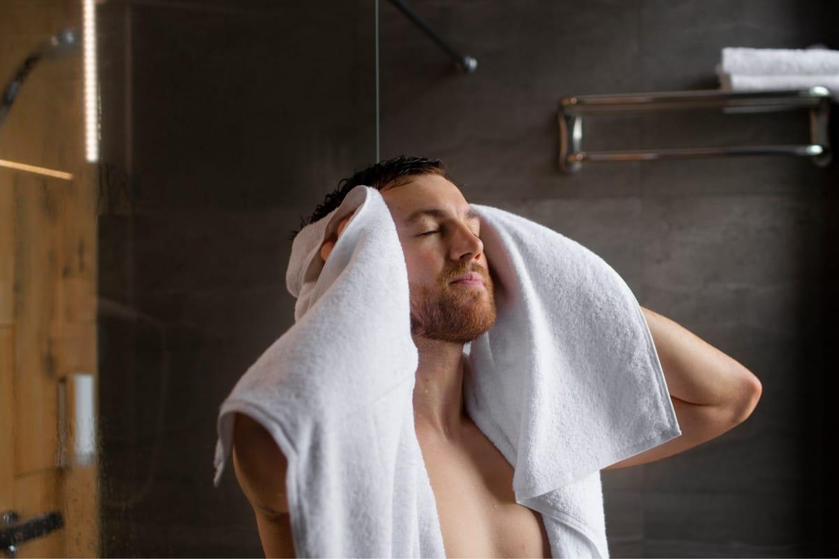 Fakta vs Mitos: Hubungan Mandi Malam dan Rematik yang Sering Disalahpahami