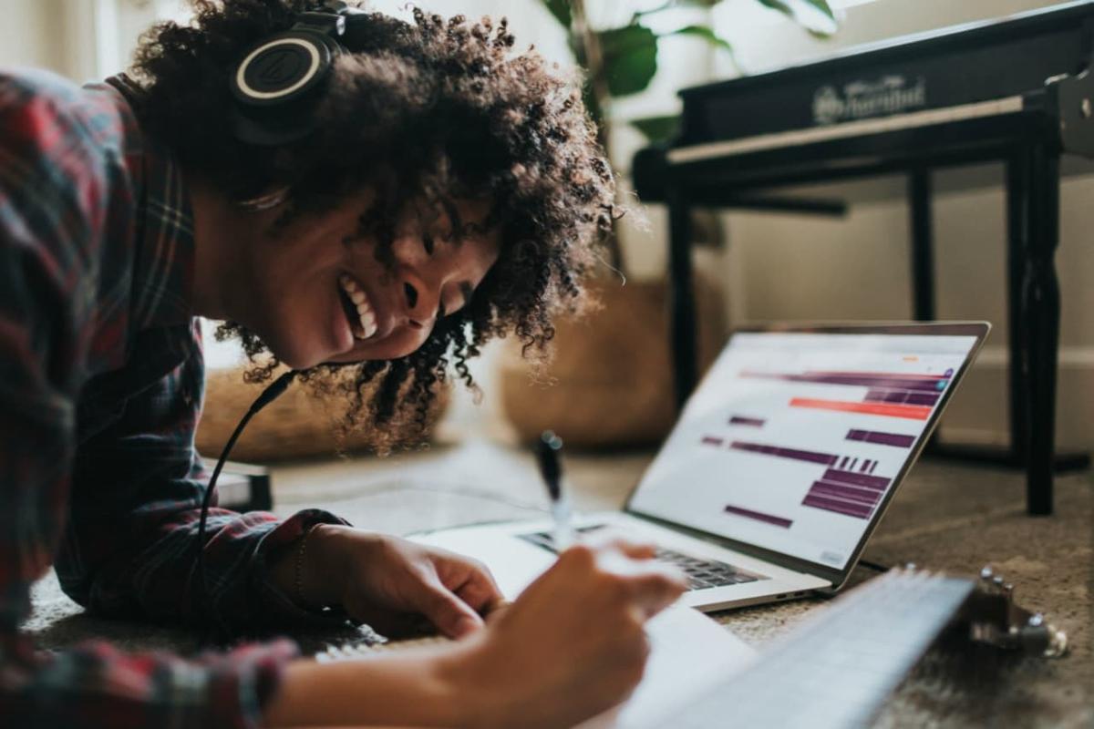 Kenapa Musik Gampang Banget Nempel di Otak Dibanding Pelajaran? Ini Faktanya!