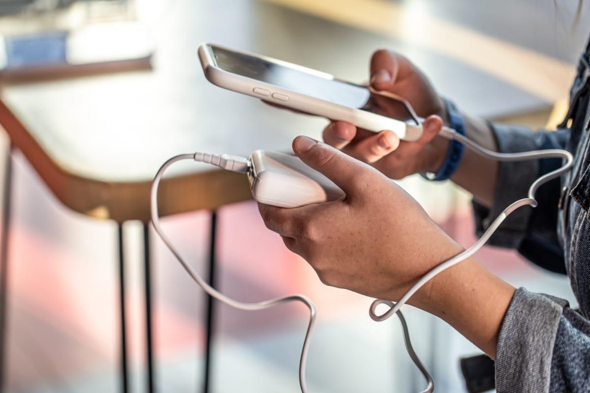 Dari Nyaman Jadi Bahaya, Ini Alasan Jangan Terlalu Sering Main HP Saat di Charge!