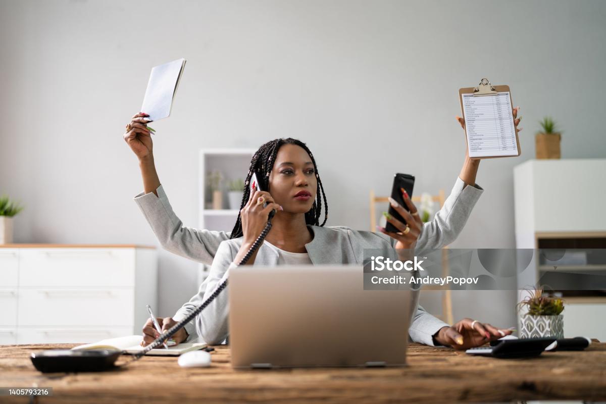 Generasi Multitasking: Dengerin Musik, Belajar, dan Scroll TikTok Barengan Tuh Efektif Nggak Sih?