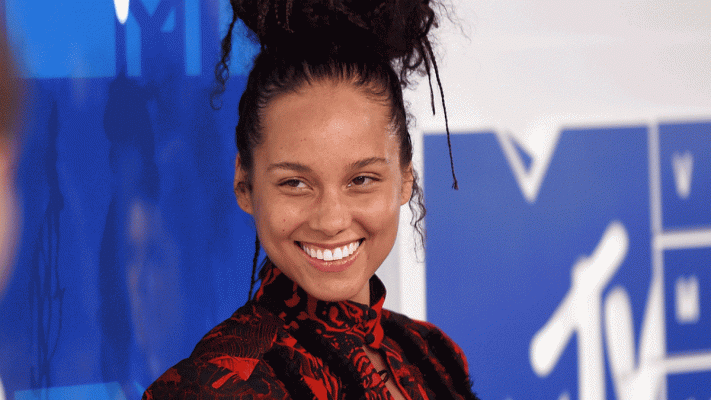 Alicia Keys Berani Tampil Tanpa Makeup. Berani meniru?