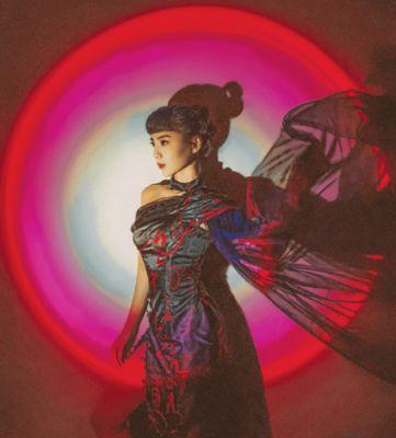 Bawa Nuansa Gloomy dalam Koleksi