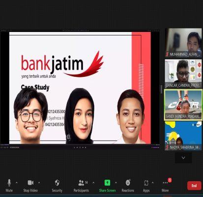 Keren, Presentasi Mahasiswa Menggunakan AI di Manajemen FEB UNAIR