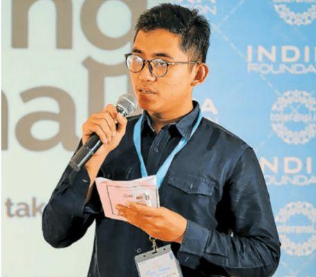 MUHAMMAD ADE PUTRA, Mencintai Puisi tanpa Henti