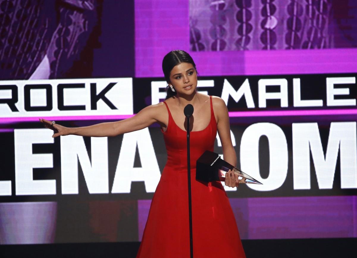 5 Fakta American Music Awards 2016: Selena Gomez Bikin Terharu